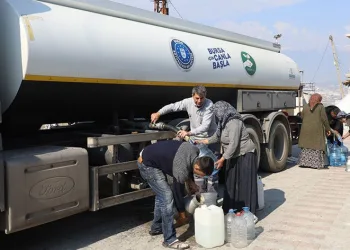 Su tankerleri depremzedeler için sahada