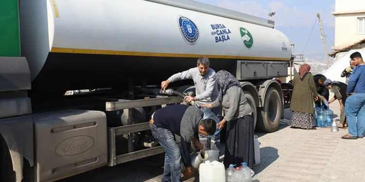 Su tankerleri depremzedeler için sahada