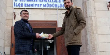 Bulduğu 22 bin TL’yi sahibine teslim etti