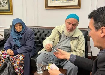 Yaşlı çiftten duygulandıran yardım