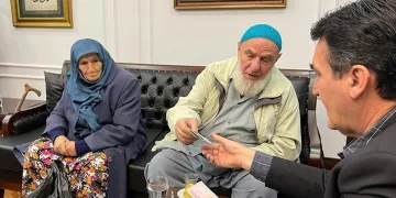 Yaşlı çiftten duygulandıran yardım