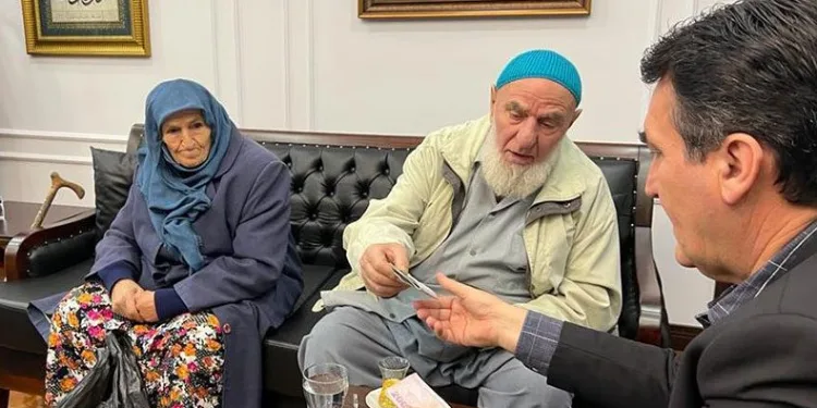 Yaşlı çiftten duygulandıran yardım