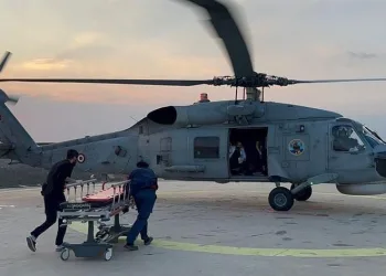 Yaralı depremzede askeri helikopterle hastaneye nakledildi