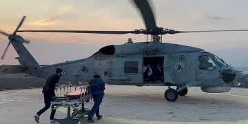 Yaralı depremzede askeri helikopterle hastaneye nakledildi