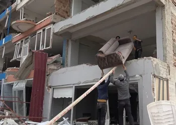 Hasarlı binadan eşyalarını taşıdılar
