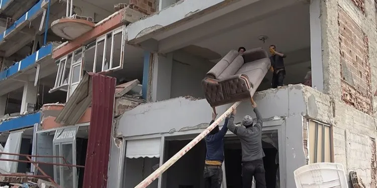 Hasarlı binadan eşyalarını taşıdılar