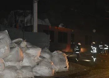 Geri dönüşüm fabrikasında çıkan yangın söndürüldü