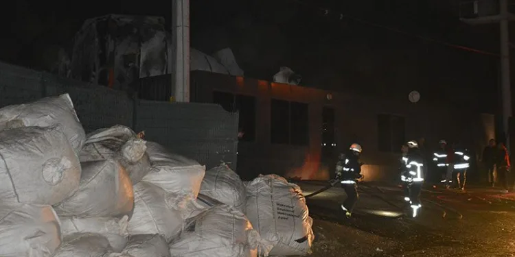 Geri dönüşüm fabrikasında çıkan yangın söndürüldü