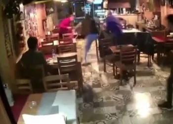 Herkes kaçıştı, o yerinden kıpırdamadı