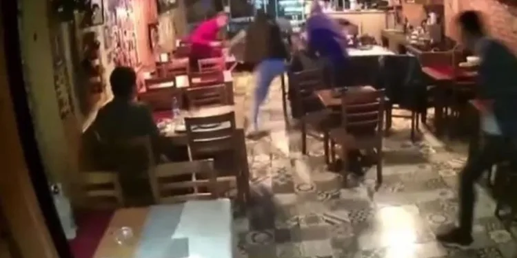 Herkes kaçıştı, o yerinden kıpırdamadı