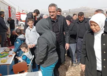 Bakan Özer, konteyner kenti ziyaret etti
