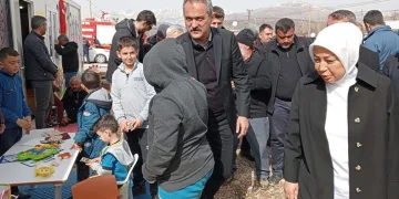 Bakan Özer, konteyner kenti ziyaret etti