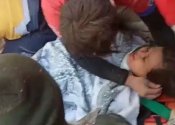 Anne ve oğlunu enkazdan sağ kurtardı