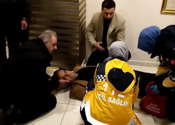 Muhtar, oy kullanırken beyin kanaması geçirdi