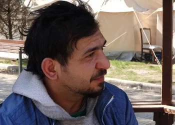 Kendi ve kardeşinin ailesini kurtardı