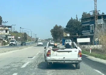 Enkaz altından çıkardığı yarım otomobille trafiğe çıktı