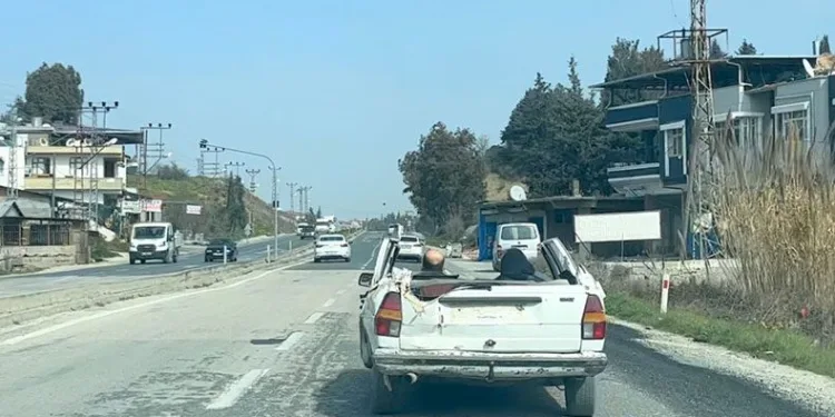 Enkaz altından çıkardığı yarım otomobille trafiğe çıktı