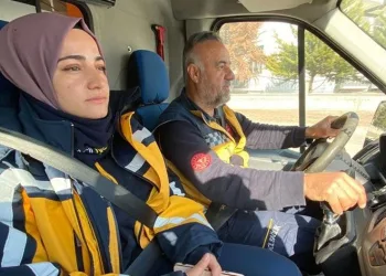 Deprem bölgesinde baba-kız mücadelesi