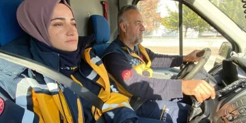 Deprem bölgesinde baba-kız mücadelesi