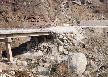 Dağdan kopan kayalar yollara taşdı