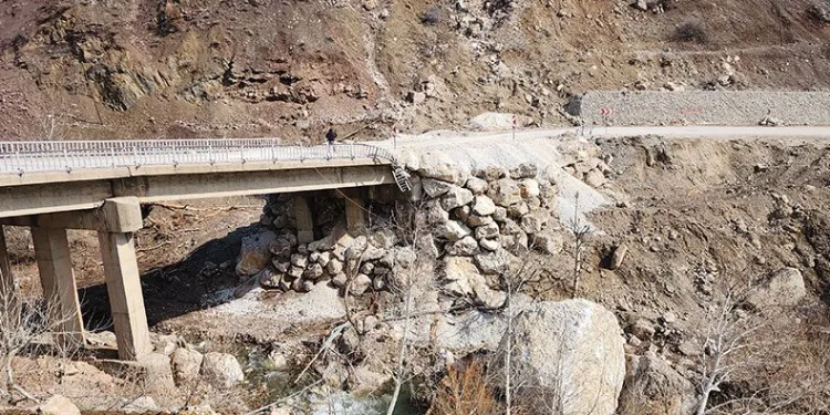 Dağdan kopan kayalar yollara taşdı