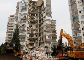 Hasarlı binanın kontrollü yıkımına başlandı