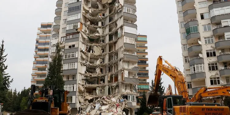 Hasarlı binanın kontrollü yıkımına başlandı