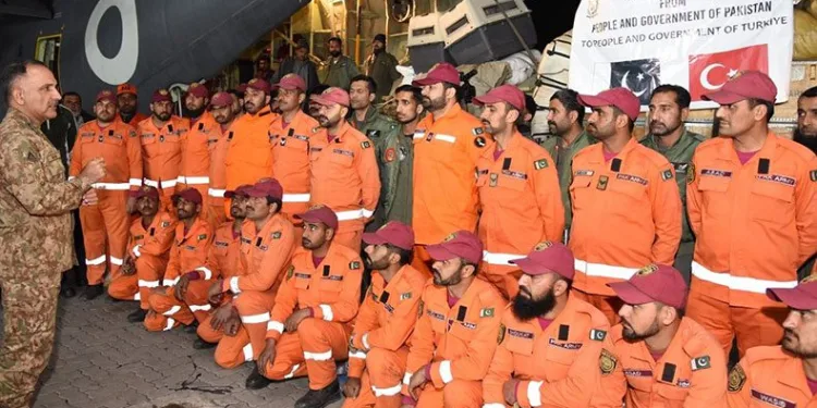 Pakistan Türkiye’ye kurtarma ekibi gönderdi