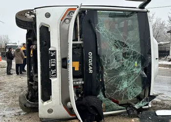 Cenaze taşıyan midibüs yan yattı