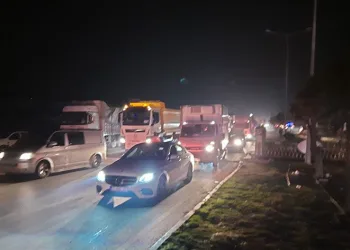 Tırlar kilometrelerce kuyruk oluşturdu