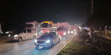 Tırlar kilometrelerce kuyruk oluşturdu
