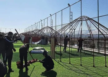 Deprem bölgesinde Kırgız çadırları kuruluyor