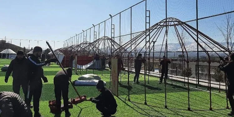 Deprem bölgesinde Kırgız çadırları kuruluyor