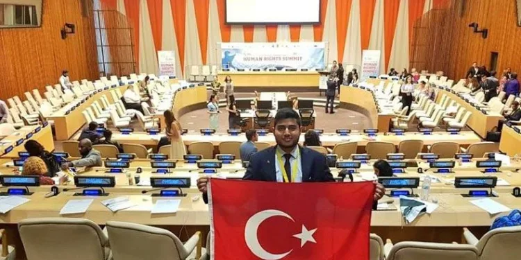Bangladeşli Emon, canla başla çalışıyor
