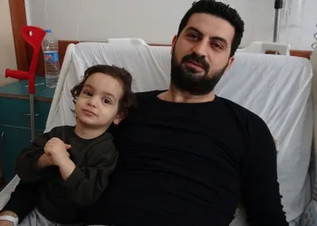 Ailesini çıkardı, kendisi son anda kurtuldu