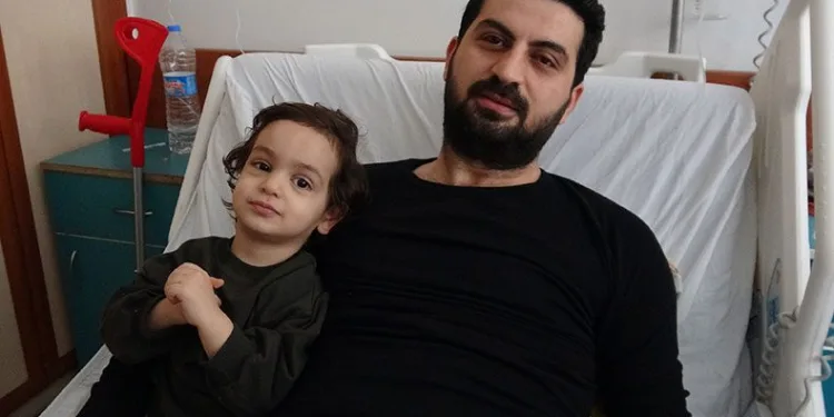 Ailesini çıkardı, kendisi son anda kurtuldu
