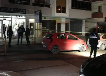 Evinin önünde silahla vuruldu