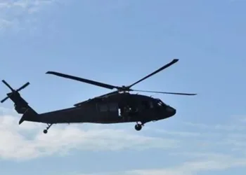 Askeri helikopter otoyola düştü
