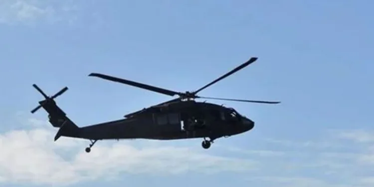 Askeri helikopter otoyola düştü
