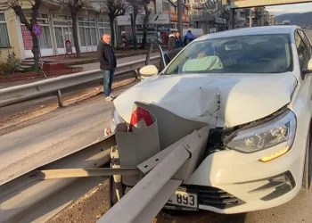 Kiralık otomobil bariyerlere çarptı