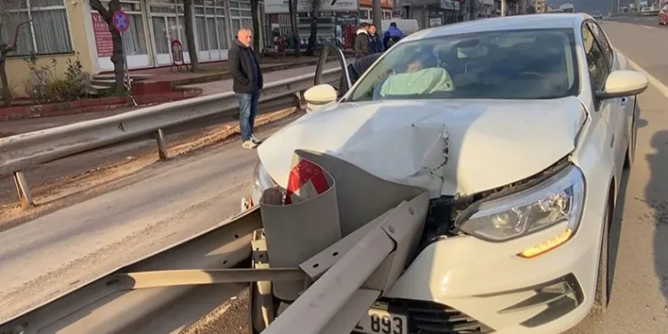 Kiralık otomobil bariyerlere çarptı