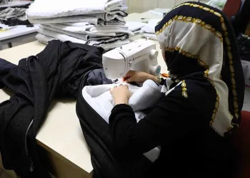 Depremzedeler için uyku tulumları dikiliyor