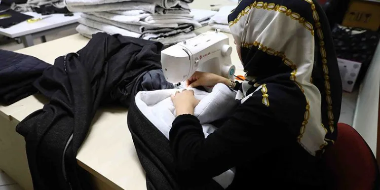 Depremzedeler için uyku tulumları dikiliyor