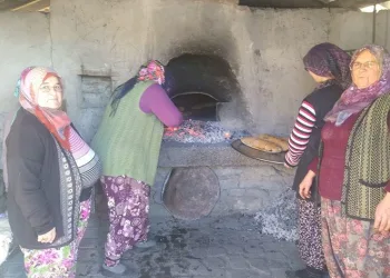 Harmancıklı kadınlar köy ekmeği yapıyor