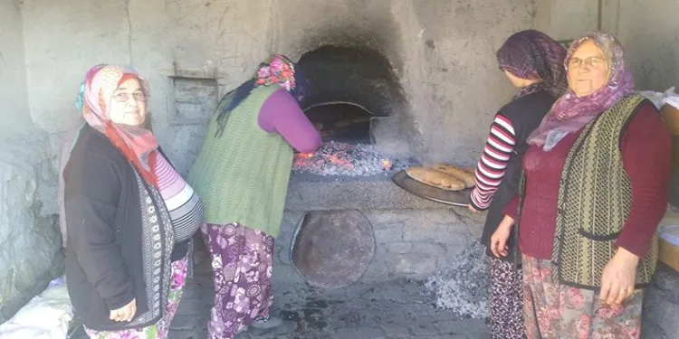 Harmancıklı kadınlar köy ekmeği yapıyor