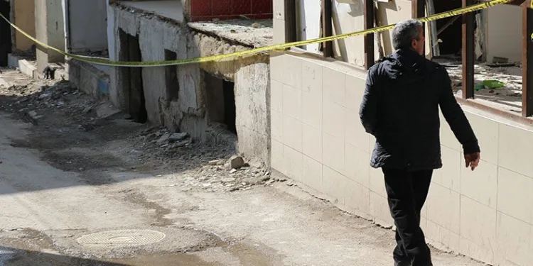 Ağır hasarlı binalara ‘naylon şeritli’ önlem