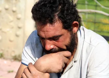 Evi yanan baba gözyaşlarına boğuldu