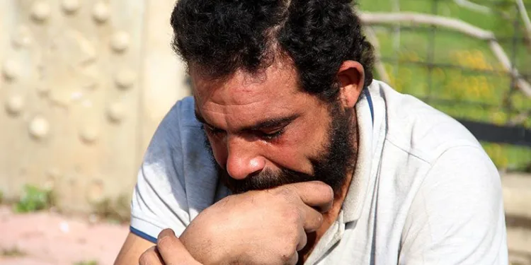 Evi yanan baba gözyaşlarına boğuldu