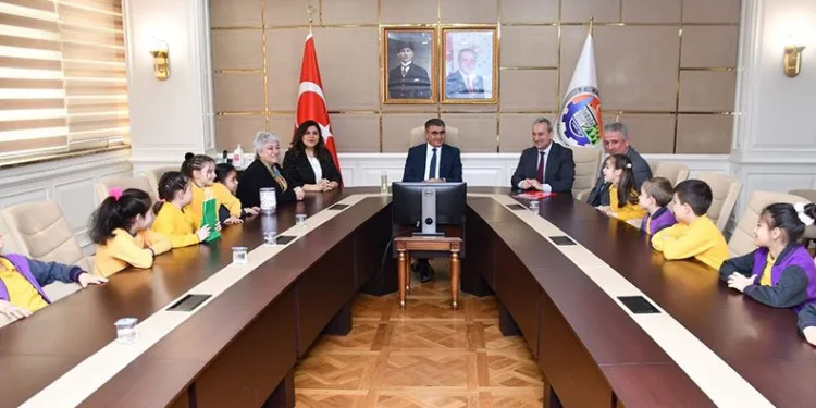 İlkokul öğrencilerinden 16 bin TL bağış