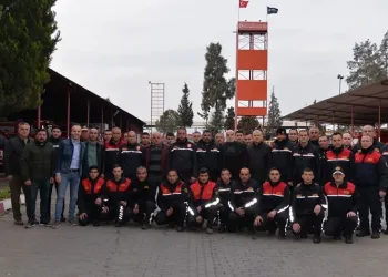Aydın’da arama kurtarma ekibi çiçeklerle karşılandı